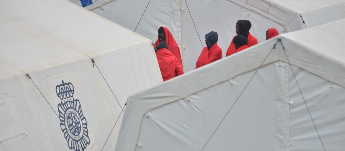 Campamento de acogida de extranjeros en Canarias