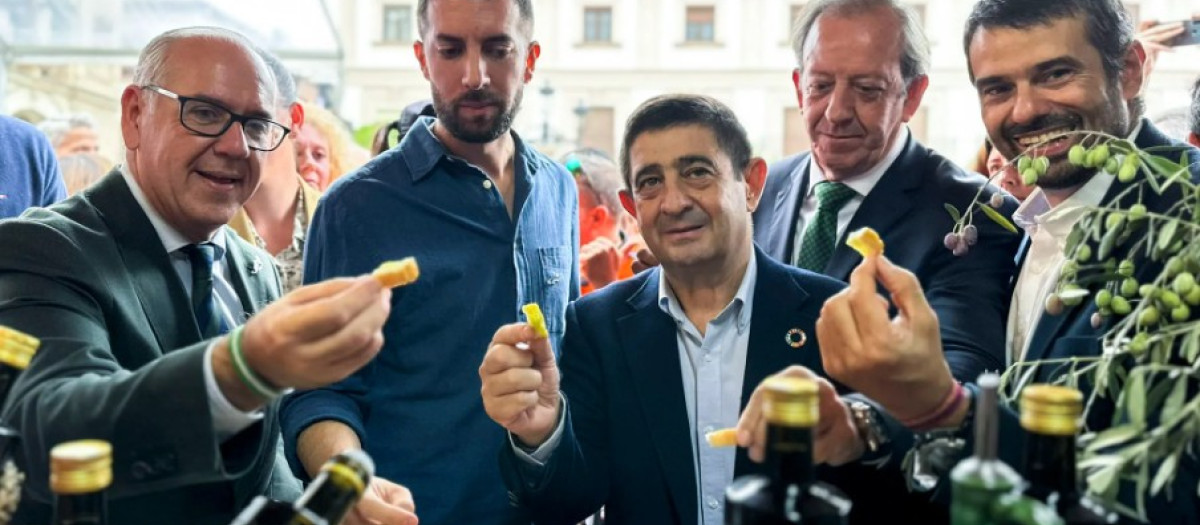 El humorista y presentador de 'La Revuelta' de TVE, David Broncano, junto al presidente de la Diputación de Jaén, Francisco Reyes y el chef del programa de cocina de Canal Sur, Enrique Sánchez