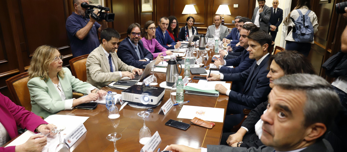 En el encuentro han participado miembros del Gobierno central, de la Junta y de los ayuntamientos involucrados