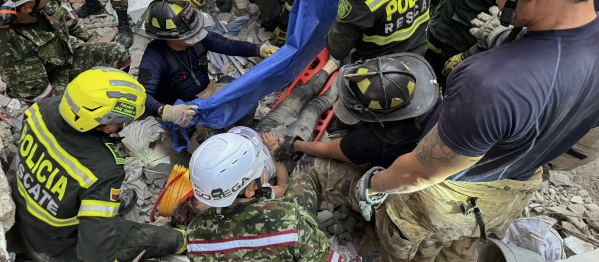 Integrantes del cuerpo de bomberos de Barranquilla rescatan a varios heridos a causa del derrumbe de un edificio