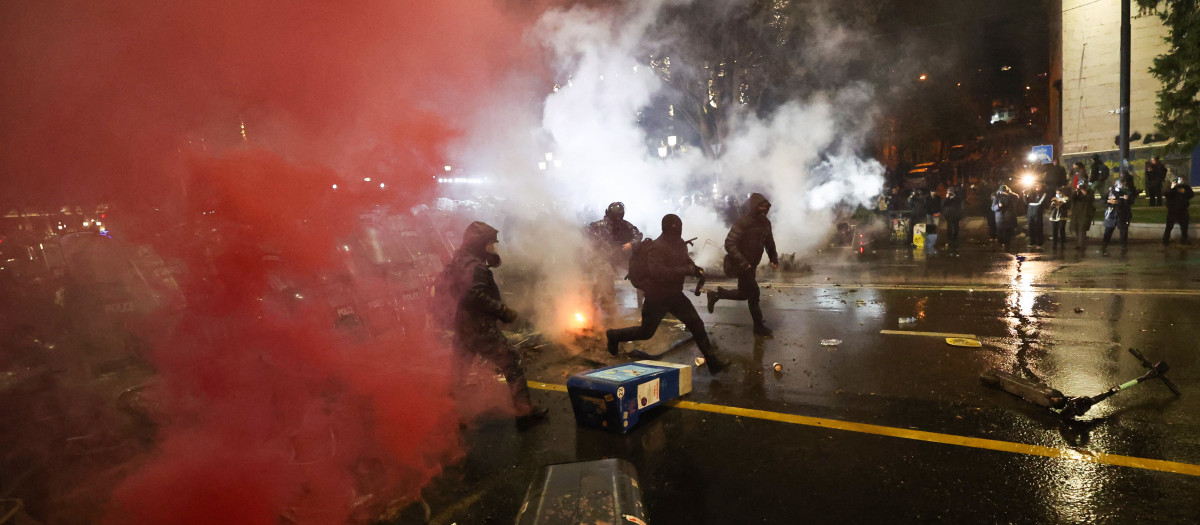 Enfrentamiento entre policías y manifestantes en Tiflis, Georgia