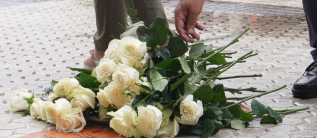 Ramo de flores con el que el Ayuntamiento de San Sebastián anuncia la colocación de la placa