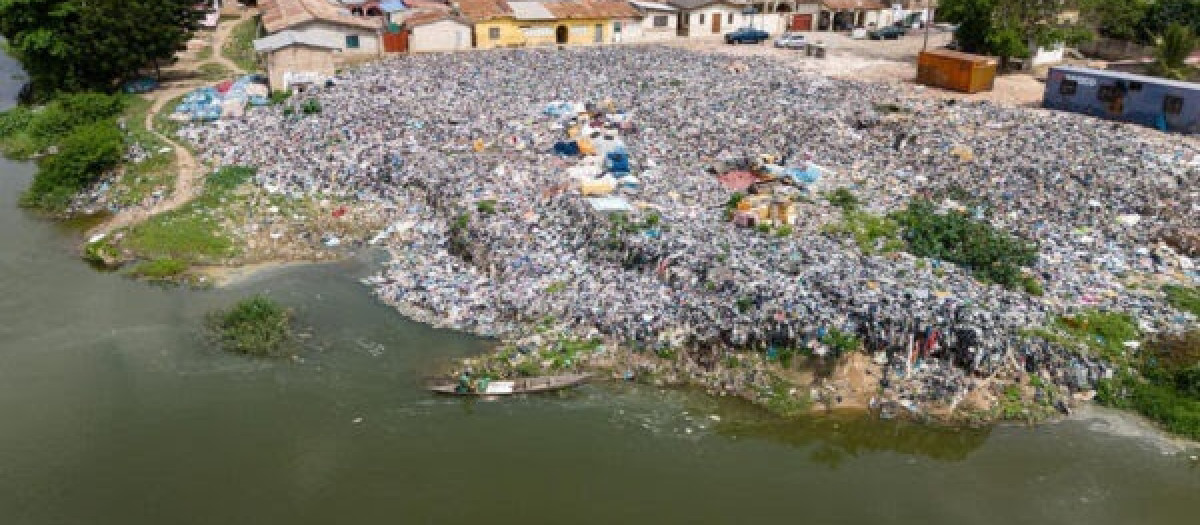 Playa repleta de prendas de ropa desechada en Weija (Ghana)