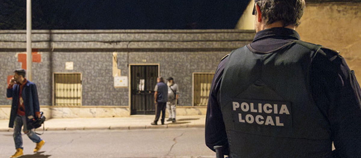 Un agente de la Policía Local frente a la vivienda donde ha sido asesinado el menor de Linares