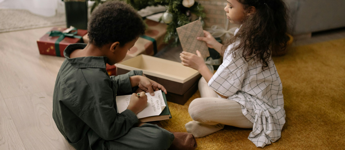 Dos hermanos escriben su carta a los Reyes Magos