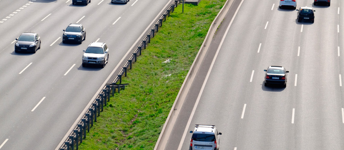 Sobrepasar otro coche en autopista también se considera adelantamiento