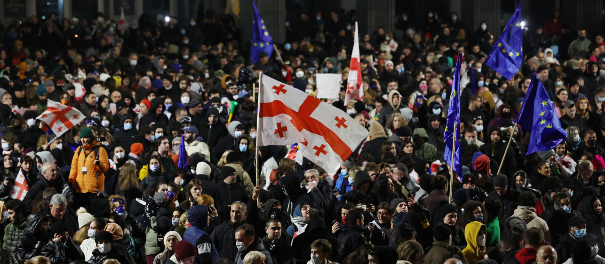 Banderas de Georgia y de la Unión Europea ondean en las calles de Georgia