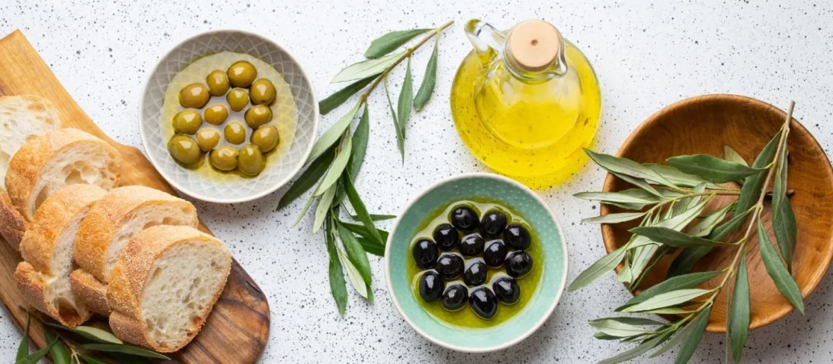 Circulan numerosos mitos sobre el aceite de oliva que alteran notablemente los beneficios que tiene un producto que constituye la base de la Dieta Mediterránea