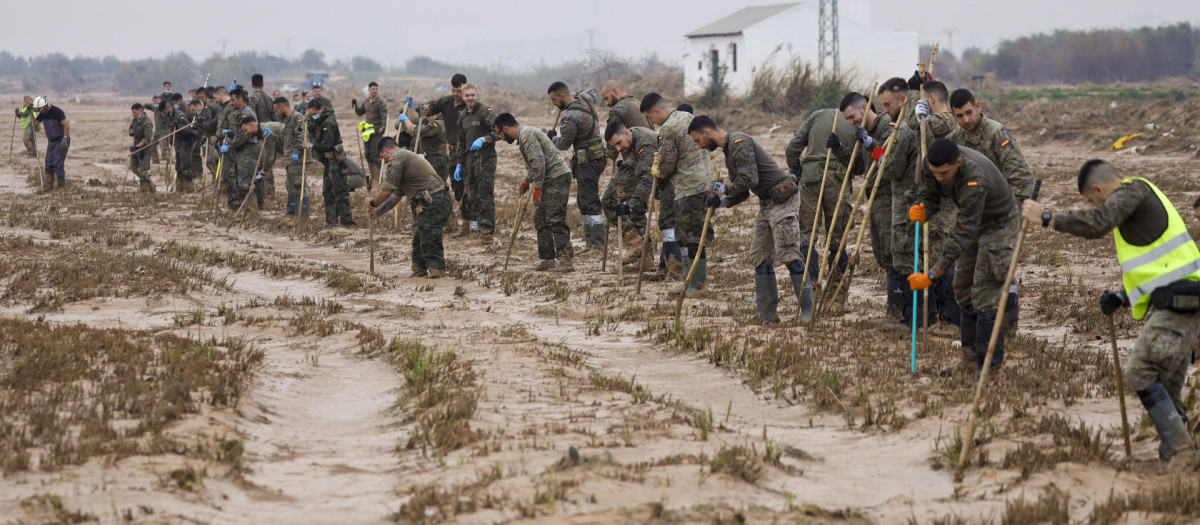 Efectivos de la Brigada 12 del ejército de Tierra en Madrid durante las labores de búsqueda de los desaparecidos por la DANA