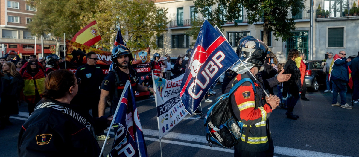 Varios bomberos y otros ciudadanos durante la manifestación de la Coordinadora Unitaria de Bomberos Profesionales