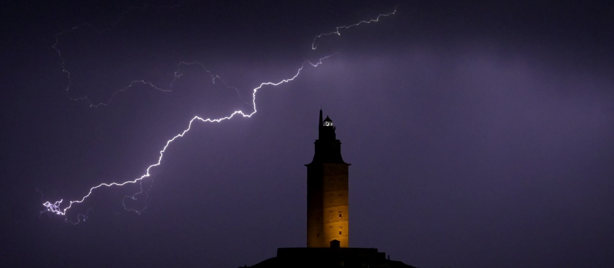 Vista de un rayo sobre la Torre de Hércules