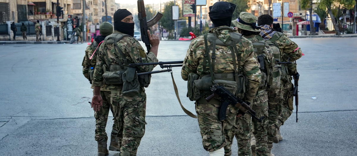 Rebeldes islamistas sirios avanzan en la ciudad de Alepo, en el norte de Siria