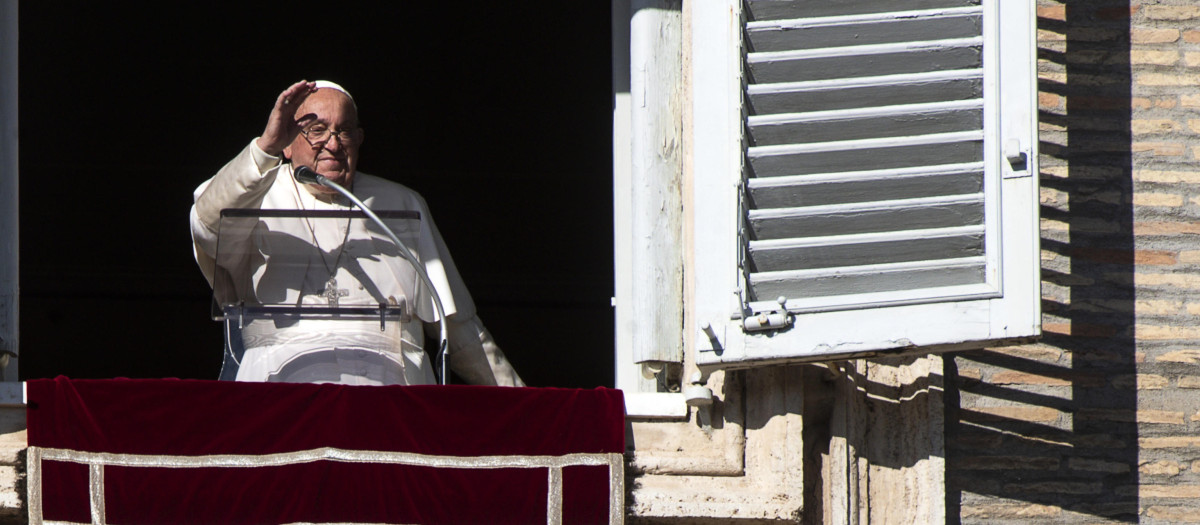 El Papa Francisco, asomado a la ventana del Palacio Apostólico este domingo