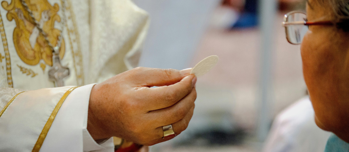 Un sacerdote dando la comunión