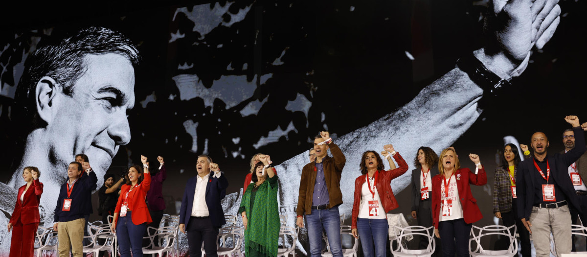 El presidente del Gobierno, Pedro Sánchez (4d) y los miembros de dirección del partido cantan la Internacional Socialista al cierre del 41 Congreso Federal del PSOE reunido en Sevilla este domingo