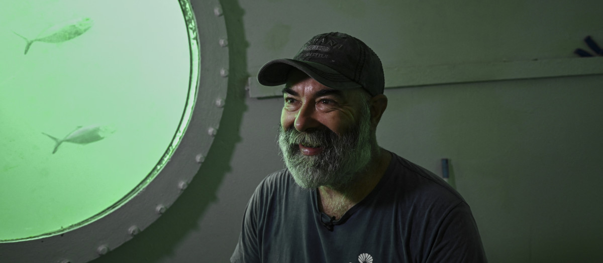 El ingeniero aeroespacial alemán Rudiger Koch, en una habitación submarina frente a la costa de Puerto Lindo