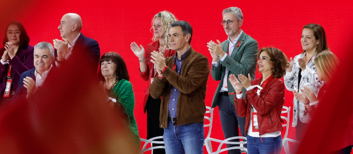 Pedro Sánchez y su nueva Ejecutiva, durante la clausura del 41º Congreso