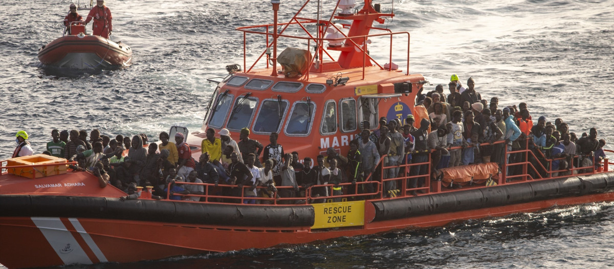 Un nuevo cayuco con 216 inmigrantes llega a El Hierro (Canarias)