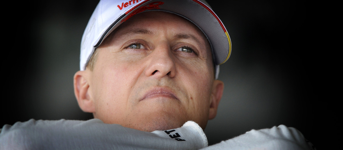 Michael SCHUMACHER (GER), Mercedes GP Petronas, action, single picture, cropped single motif, portrait, portrait, portrait in the box, looks pensive. Formula 1, training for the Australian GP, Grand Prix Melbourne, Albert Park, season 2012,