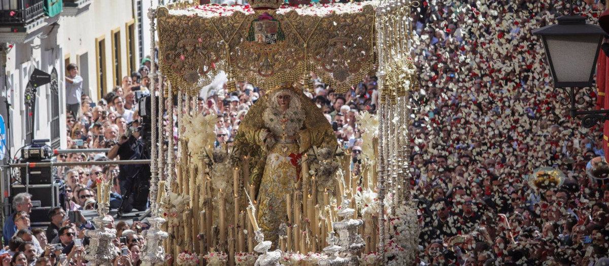 La Virgen de la Esperanza Macarena, a su paso por la calle Escoberos de regreso a la Basílica en la mañana del Viernes Santo de 2023