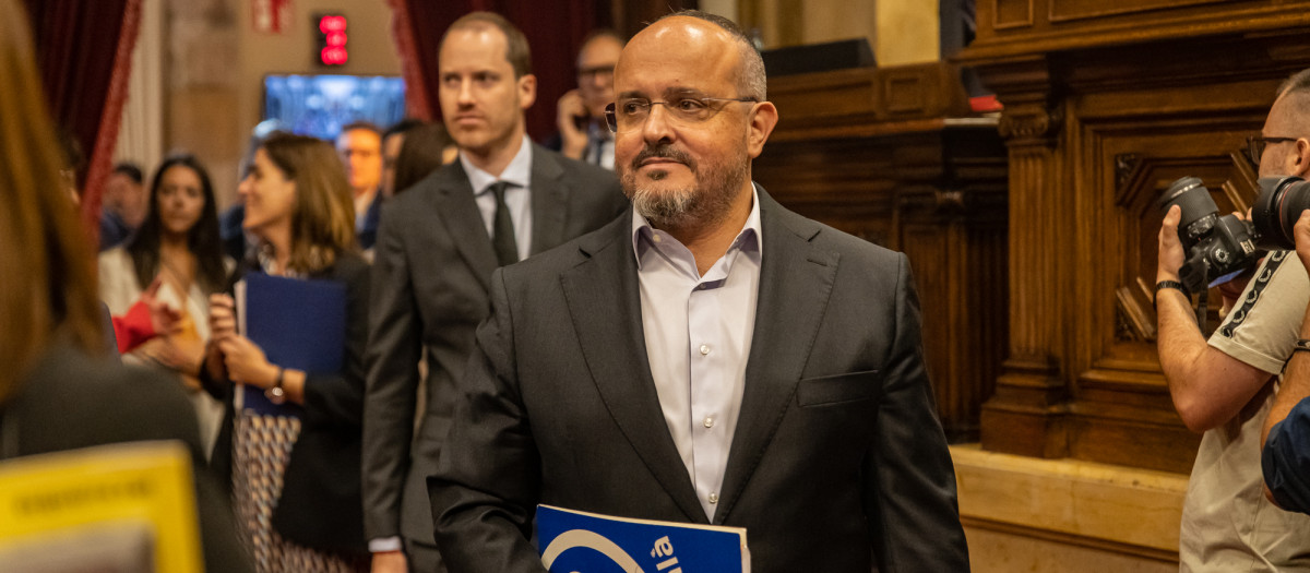 El presidente del PP catalán, Alejandro Fernández, seguido del portavoz del grupo popular, Juan Fernández, en el Parlament