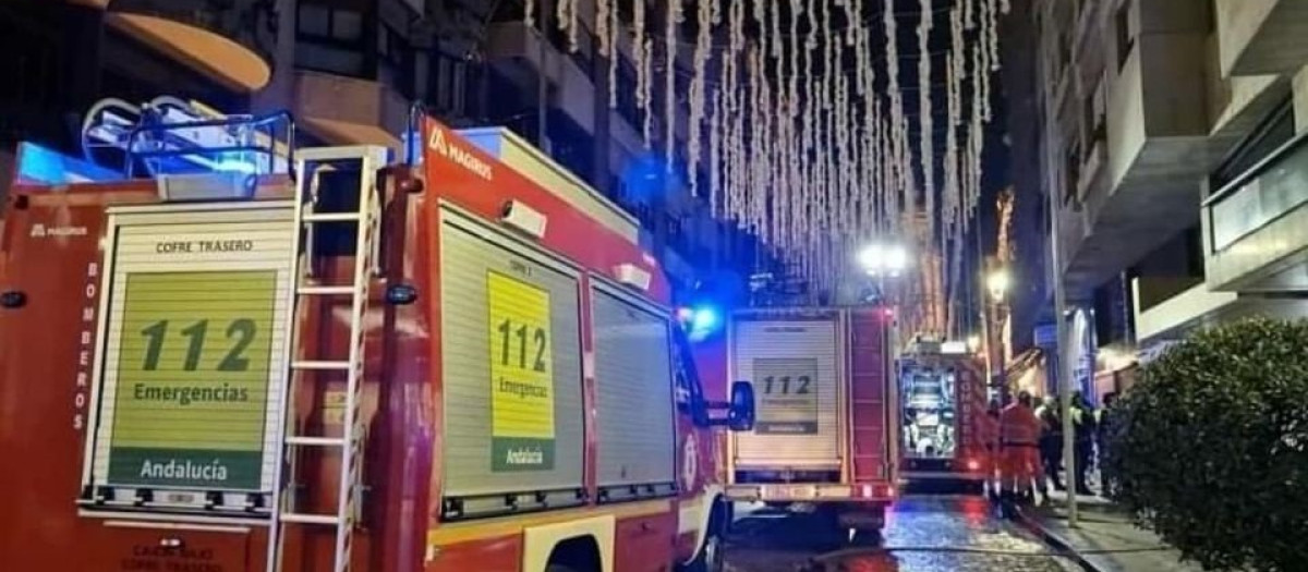 Bomberos en la calle Bernabé Soriano donde tuvo lugar el incendio

REMITIDA / HANDOUT por BOMBEROS DE JAÉN
Fotografía remitida a medios de comunicación exclusivamente para ilustrar la noticia a la que hace referencia la imagen, y citando la procedencia de la imagen en la firma
02/12/2024