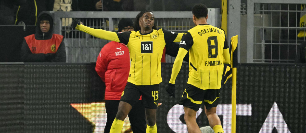 Jamie Bynoe-Gittens celebra el primer gol del partido gol con su compañero Felix Nmecha en el Klassiker alemán disputado el pasado sábado