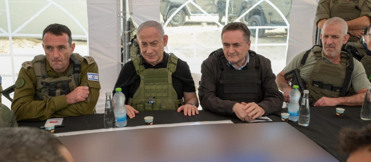 El ministro de Defensa de Israel, Israel Katz, junto al primer ministro, Benjamin Netanyahu, y el jefe del Estado Mayor, Herzi Halevi