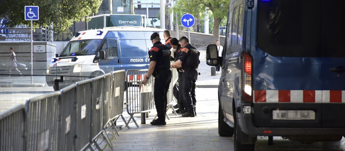 (Foto de ARCHIVO)
Agentes de los Mossos d’ Esquadra en las inmediaciones de la Ciutat de la Justicia de Barcelona, a 8 de agosto de 2024, en Barcelona, Catalunya (España). Decenas de agentes de los Mossos d’Esquadra han formado un dispositivo policial en las inmediaciones de la Ciutat de la Justicia ante la posible detención del expresidente de la Generalitat de Catalunya, Carles Puigdemont. Esta mañana, Puigdemont ha dado un discurso en un acto organizado por entidades independentistas, para luego, asistir al pleno de investidura del líder del PSC. Puigdemont tiene previsto asistir a este acto de bienvenida para después participar en el pleno de investidura del líder del PSC, casi 7 años después de instalarse en Bélgica por las consecuencias judiciales del 'procés', y con una orden de detención.

David Oller / Europa Press
08 AGOSTO 2024;PUIFDEMONT;JUSTICIA;DETENCIÓN
08/8/2024