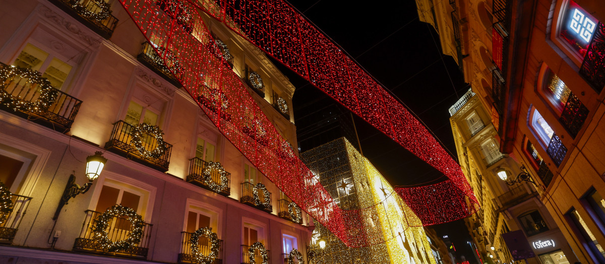 MADRID, 28/11/2024.- Ambiente de compras para el Black Friday durante el encendido de la iluminación navideña este jueves en la madrileña Puerta del Sol y alrededores. EFE/Juanjo Martín