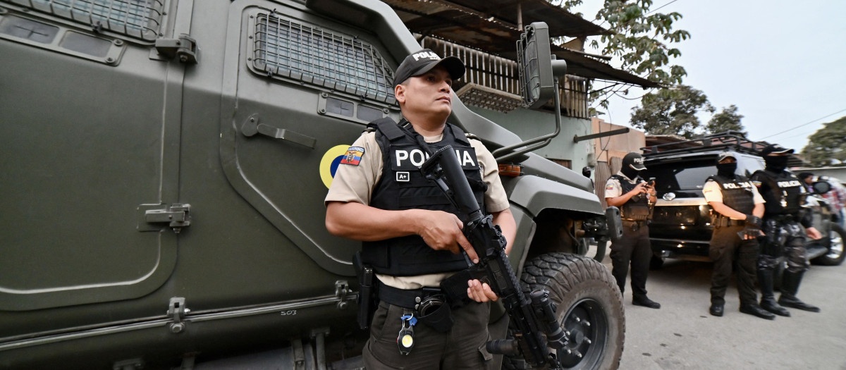 Un policía fuertemente armado hace guardia durante un operativo policial en Durán, Ecuador