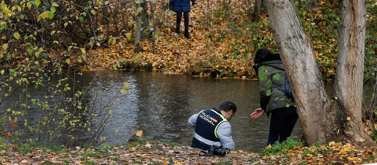 Un agente de la Policía Científica en el lugar en el que se descubrió el cuerpo