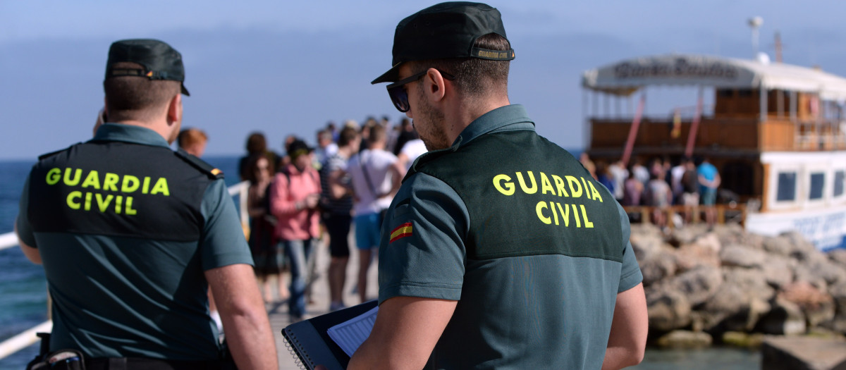 Dos agentes de la Guardia Civil de servicio