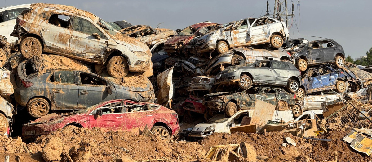 Coches apilados en Paiporta (Valencia) tras la DANA