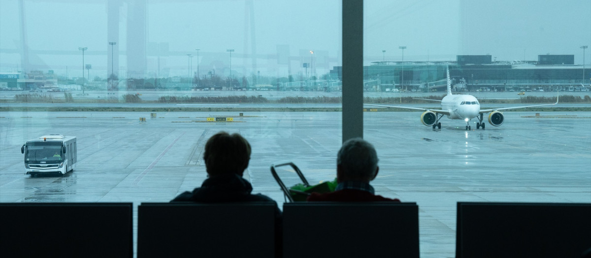 (Foto de ARCHIVO)
Dos personas esperan sentadas frente a un avión aparcado en la pista del aeropuerto de El Prat, a 19 de enero de 2023, en el Prat de Llobregat, Barcelona, Catalunya (España). Vueling ya ha introducido el sistema de reconocimiento facial que permite a los pasajeros evitar sacar su documentación desde el control de seguridad hasta acceder a su vuelo y agilizar así el proceso de embarque. La compañía se ha definido como la "primera aerolínea" en desarrollar el reconocimiento facial voluntario en España, un mecanismo en funcionamiento en los aeropuertos de Barcelona, Madrid, Palma de Mallorca, Menorca e Ibiza.

David Zorrakino / Europa Press
19 ENERO 2024;BARCELONA;CATALUNYA;VUELING;AERPUERTO DEL PRAT;RECONOCIMIENTO FACIAL
19/1/2024