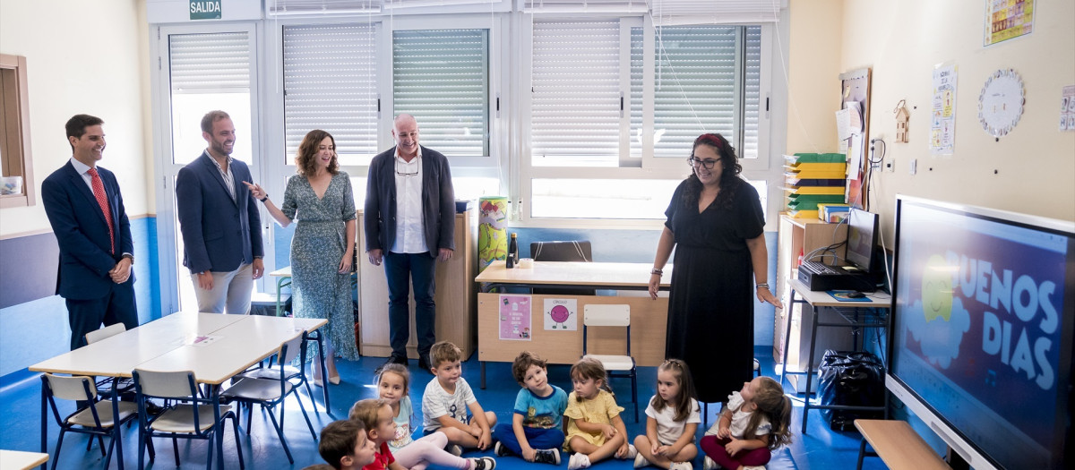 Ayuso en una visita a un colegio de Madrid