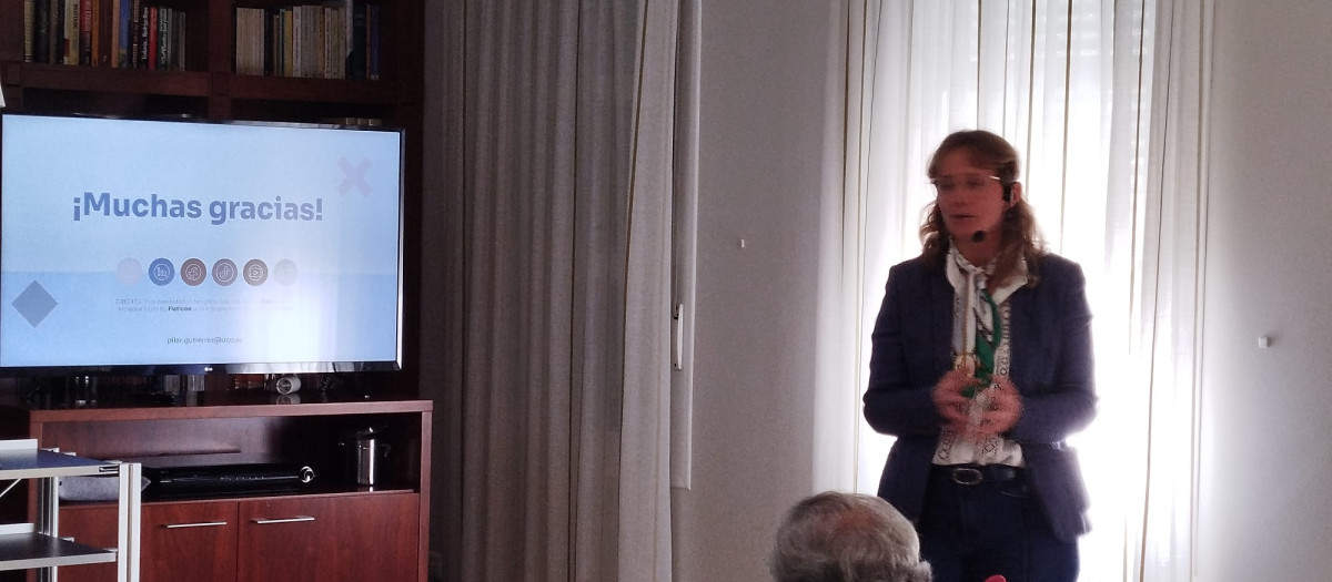 La profesora Pilar Gutiérrez, durante su ponencia en Alcorce