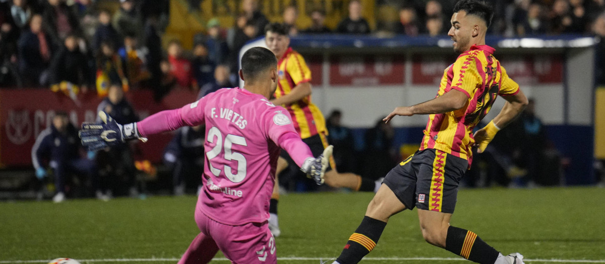 Fran Vieites disputa un balón con el delantero de la Unió Esportiva Sant Andreu Andoni Paredes