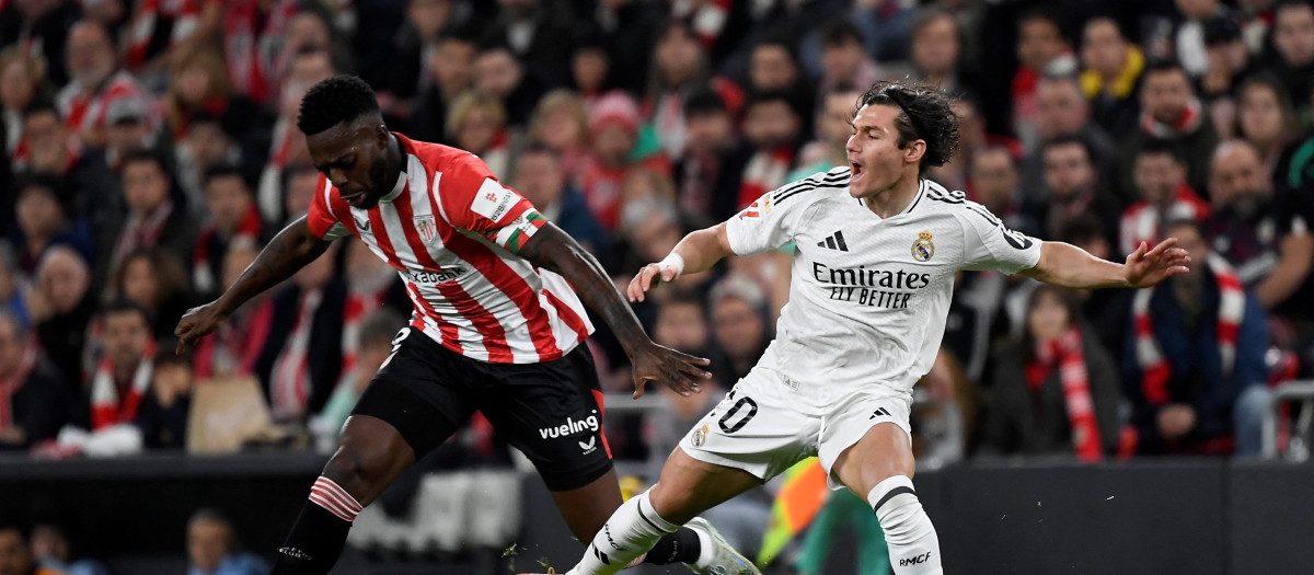 Fran García disputa un balón con Iñaki Williams