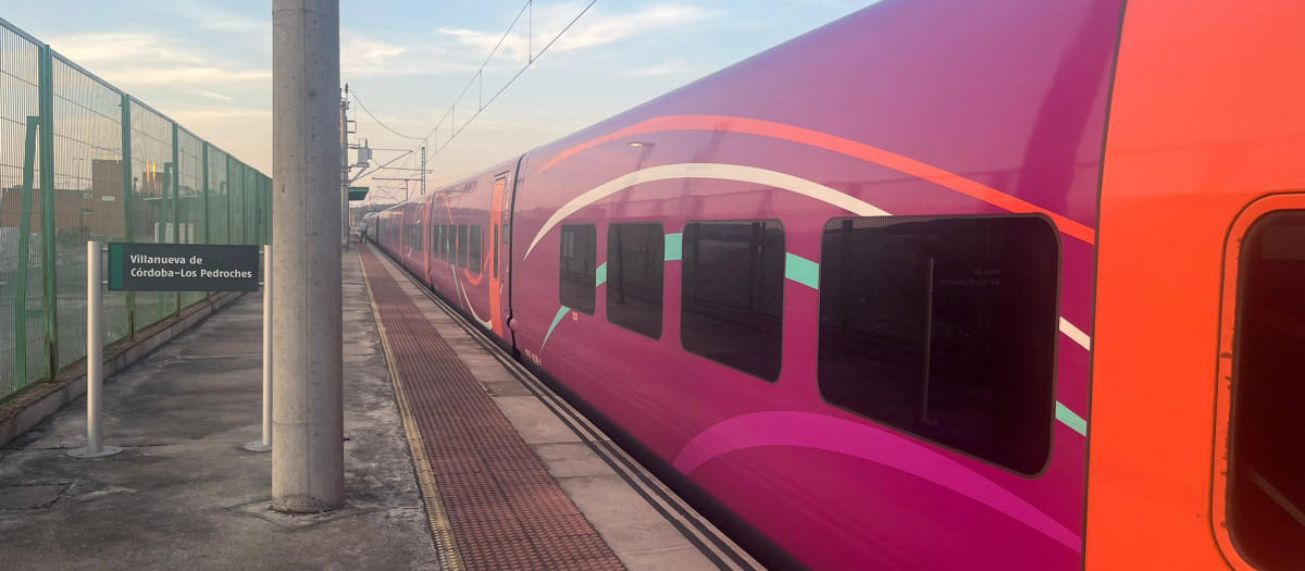 Tren Avlo en la estación de Villanueva de Córdoba