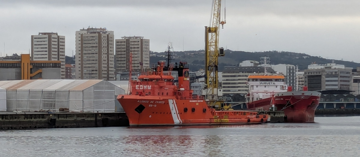 El 'Alonso de Chaves', atracado en los muelles de La Coruña