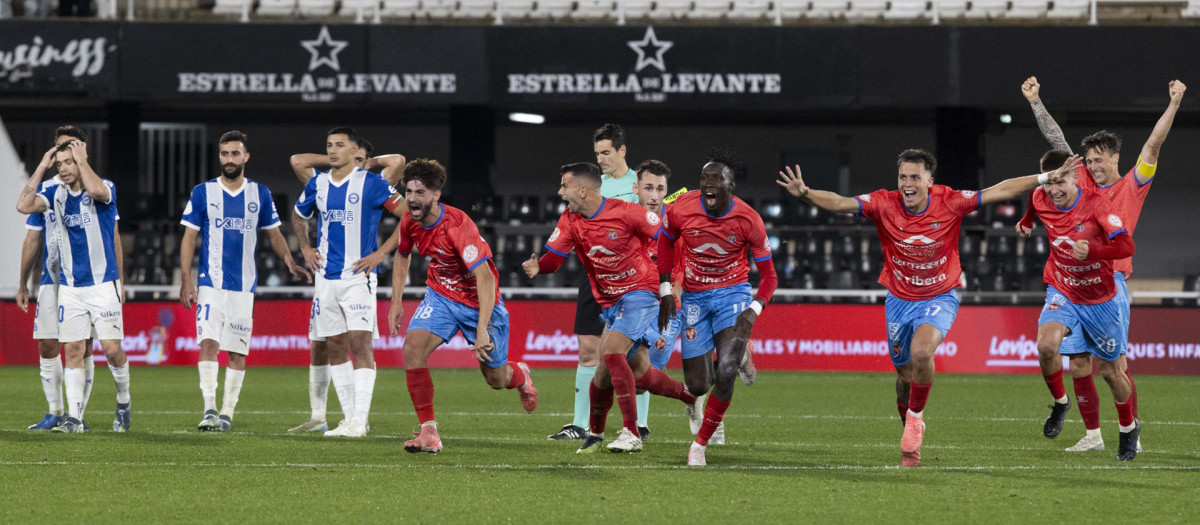 Los jugadores de la Deportiva Minera celebran su pase a la siguiente fase tras derrotar al Alavés en la tanda de penaltis