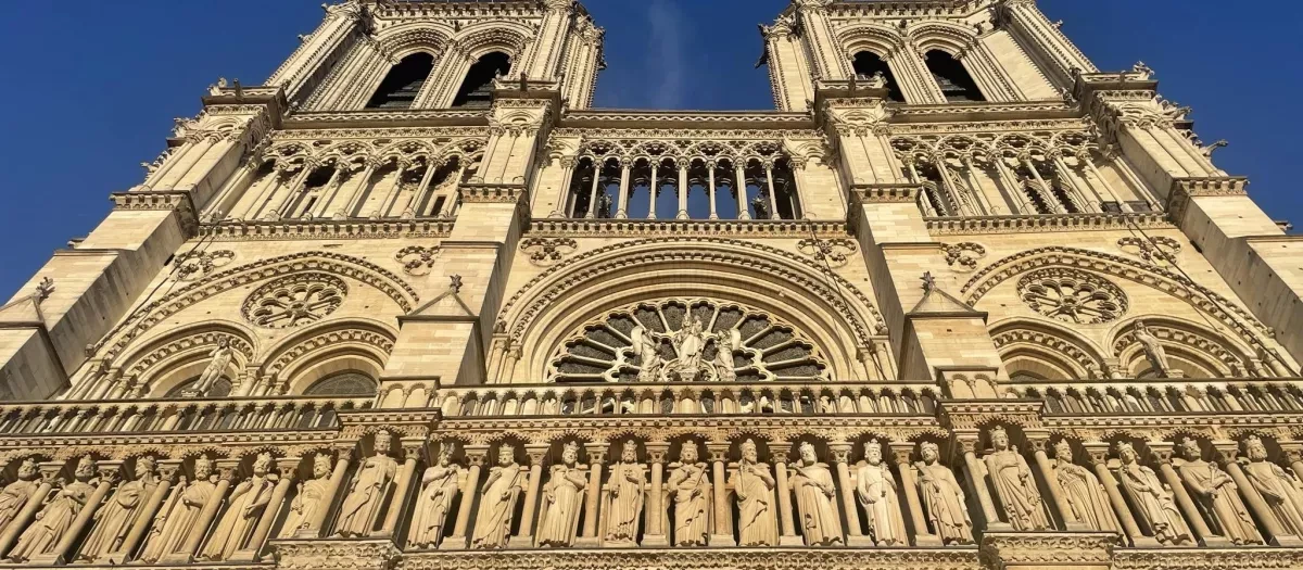 La majestuosa fachada de la catedral parisina refulge tras su restauración