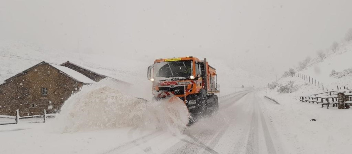 Un quitanieves despeja una carretera cubierta de nieve