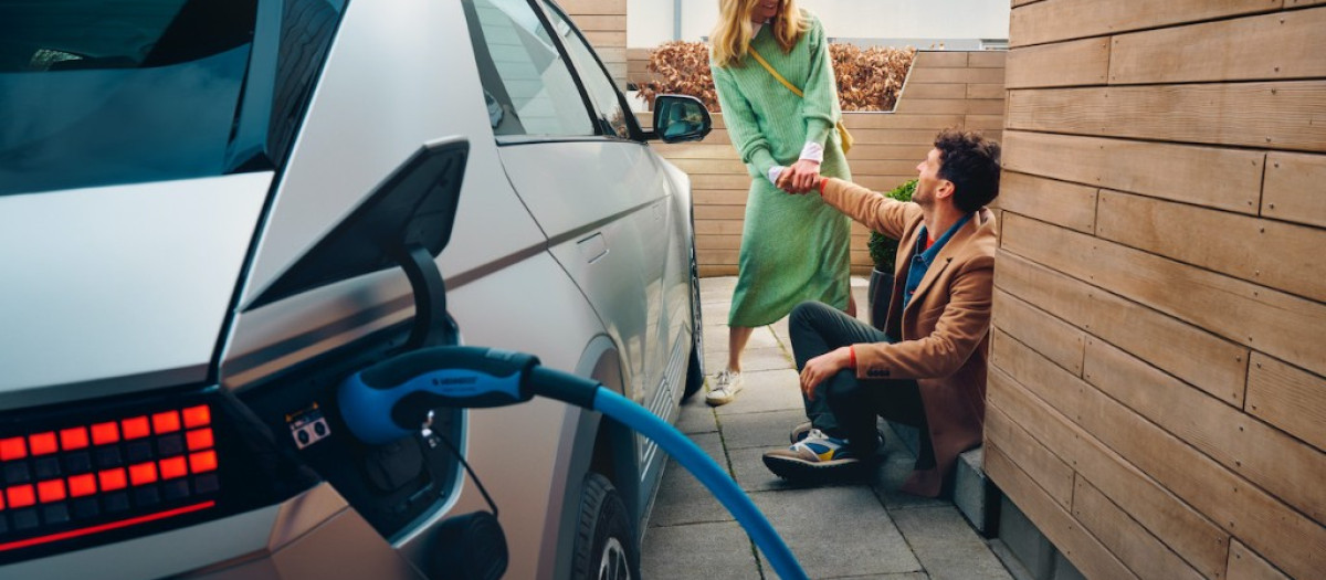 Coche eléctrico enchufado a la red de carga