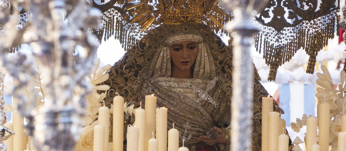SEVILLA, 07/12/2024.- Fotografía este sábado, de un momento del traslado a la Catedral de Sevilla de la Esperanza de Triana. Los traslados a la Catedral de Sevilla de la Esperanza de Triana y 'El Cachorro' han sido antesala a la procesión de clausura del II Congreso Internacional de Hermandades y Piedad Popular, bautizada popularmente como la 'magna', que se celebrará este domingo 8 de diciembre. EFE/ David Arjona