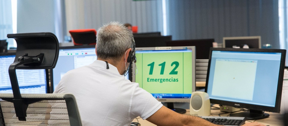 Imagen de un operario de sala del 112 Andalucía