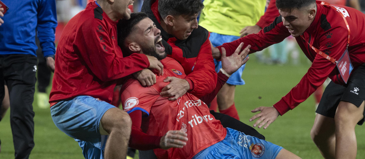 Los jugadores de la Deportiva Minera celebran su pase a la siguiente fase de la Copa del Rey