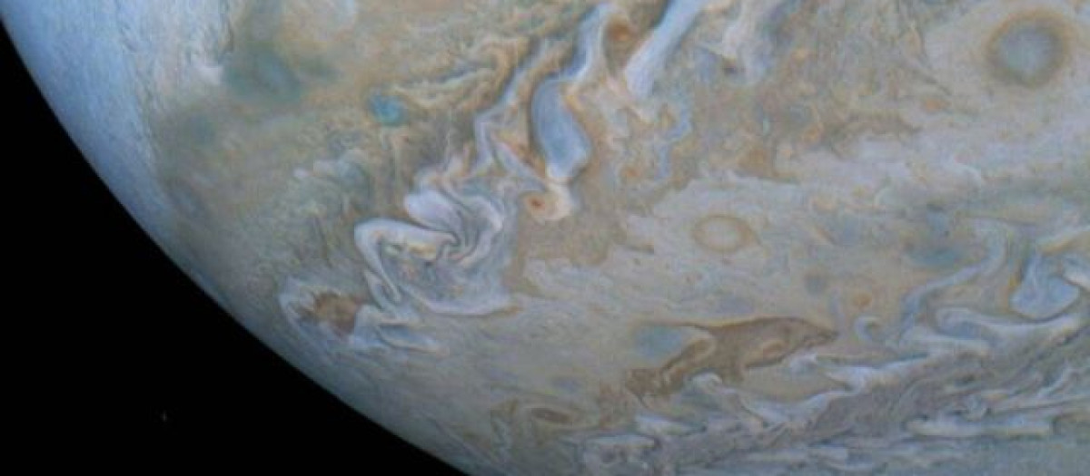 Imagen de la JunoCam en la que se puede apreciar un 'delfín'