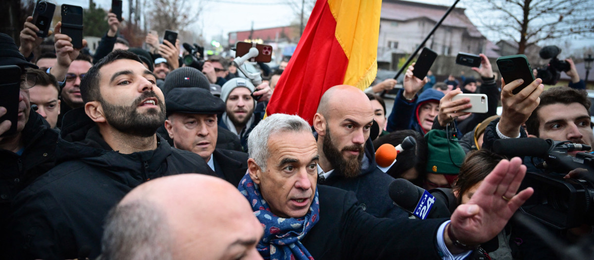 El candidato Calin Georgescu en una protesta por la anulación electoral